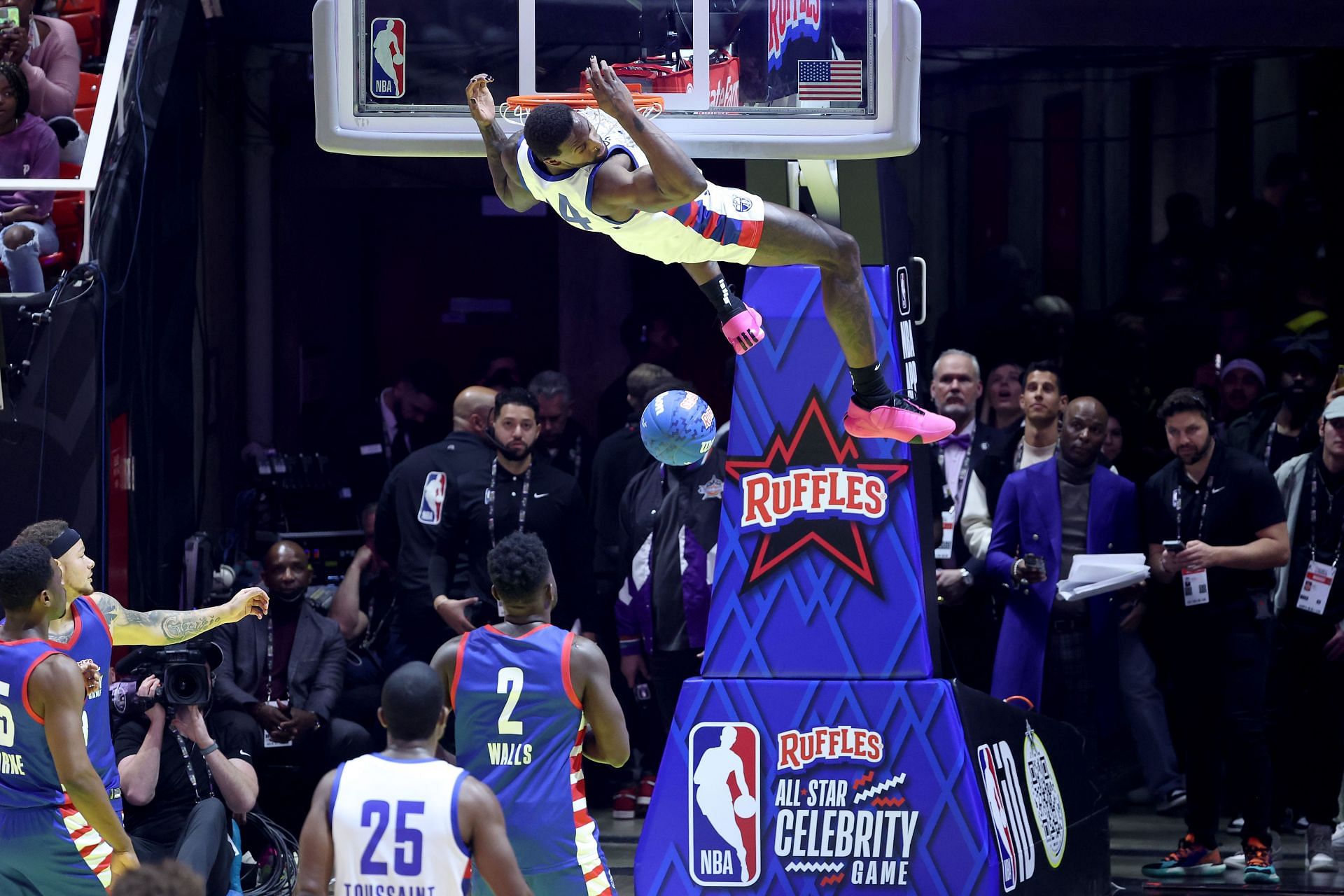 DK Metcalf dunks at the 2023 NBA All Star - Ruffles Celebrity Game
