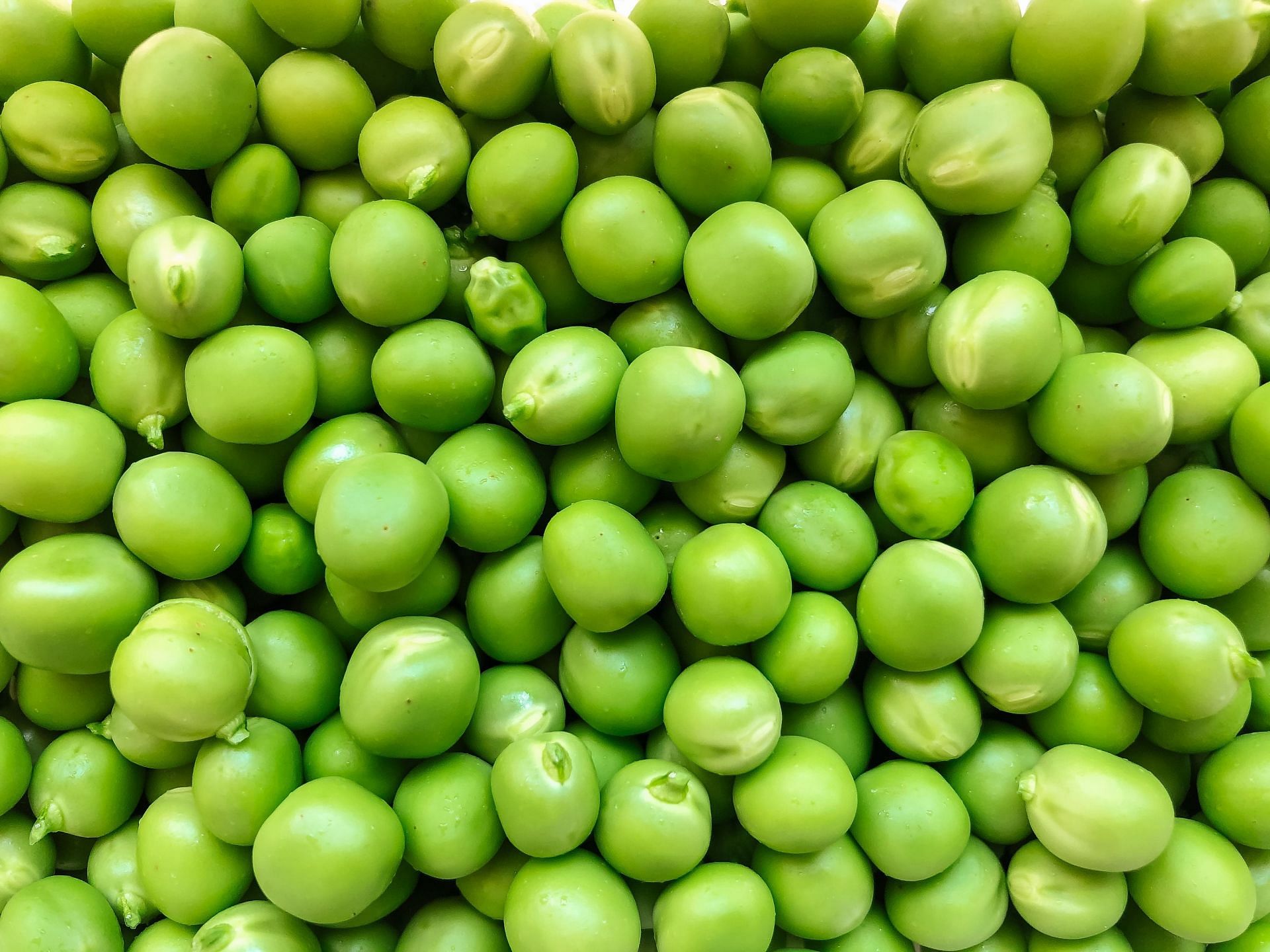 Green peas are one of the best vegetables high in iron. (Image via Unsplash/Artie Kostenko)