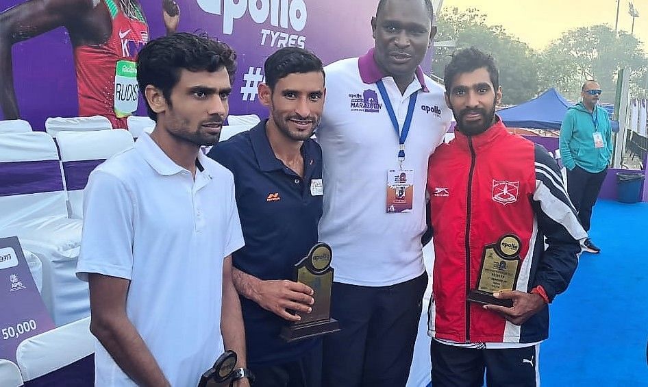 Karthik Kumar (from left) and Man Singh pose with Kenya&rsquo;s Olympic 800m champion David Rudisha after the Delhi Marathon race on Sunday. AB Belliappa (extreme right). Photo credit AFI