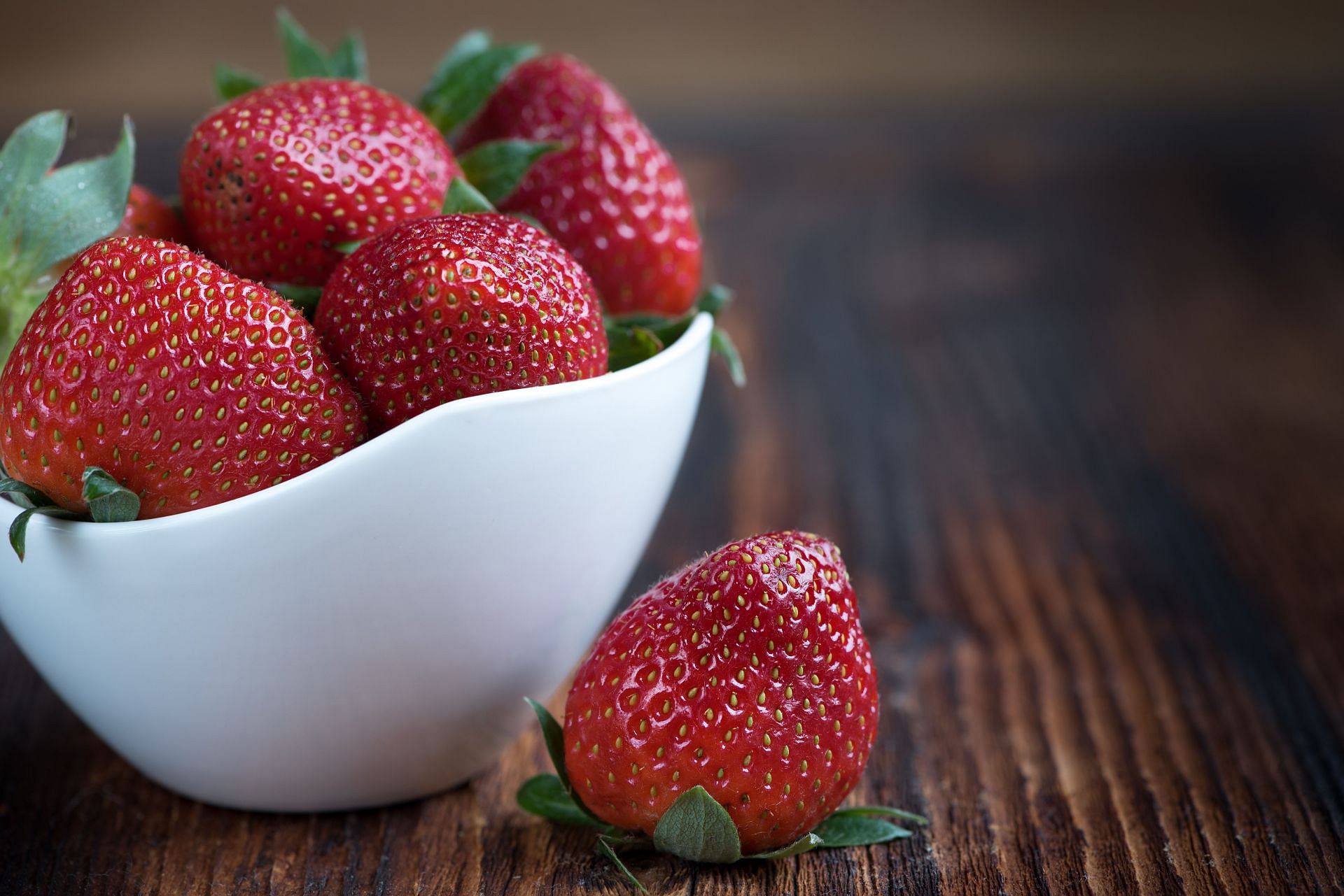 Strawberries pack in 2g of fiber per 100g of serving (Image via Pexels @Pixabay)