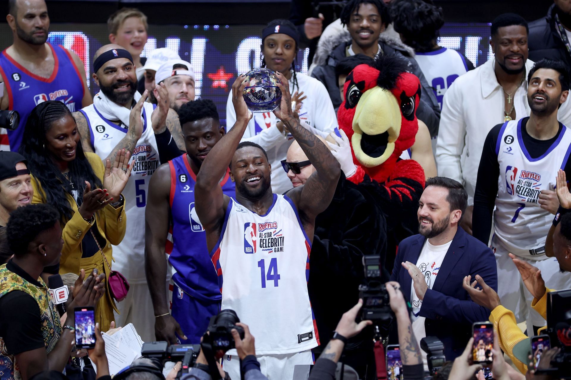 Video: Seahawks star DK Metcalf dunks and dazzles in NBA All-Star Celebrity  Game - Field Gulls