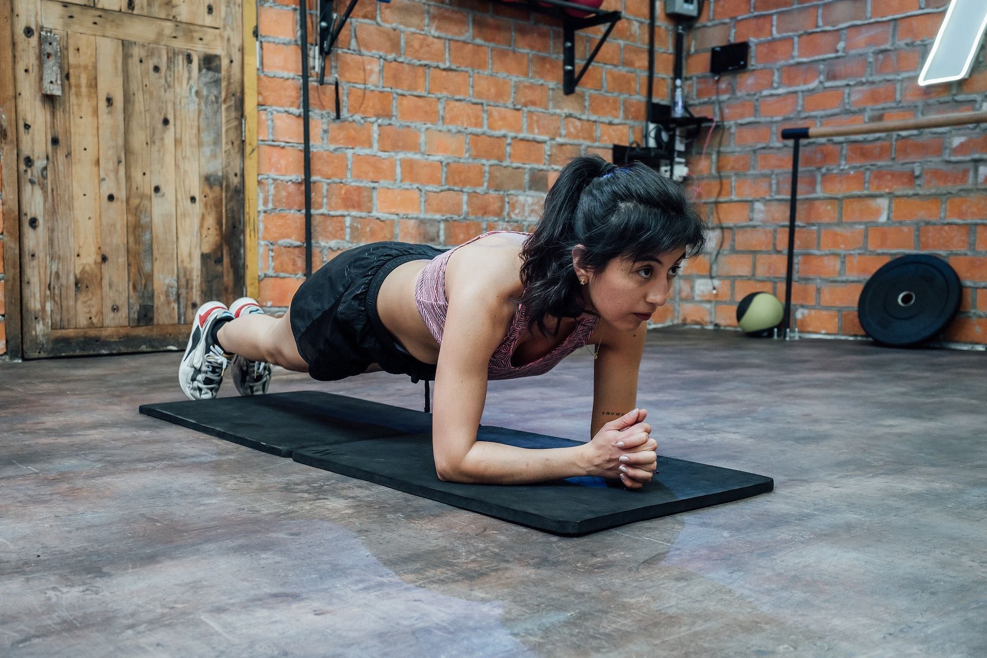 Planks activate the core muscles. (Photo via Pexels/Mike Gonz&aacute;lez)