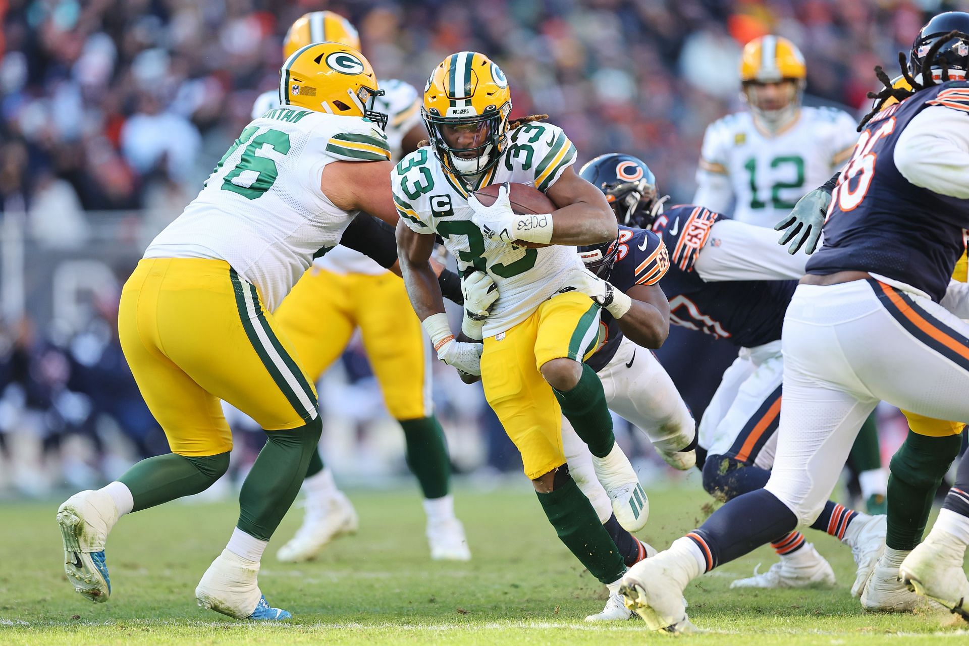 Aaron Jones, playing for his father who died of COVID-19 complications, has  huge night in Packers win