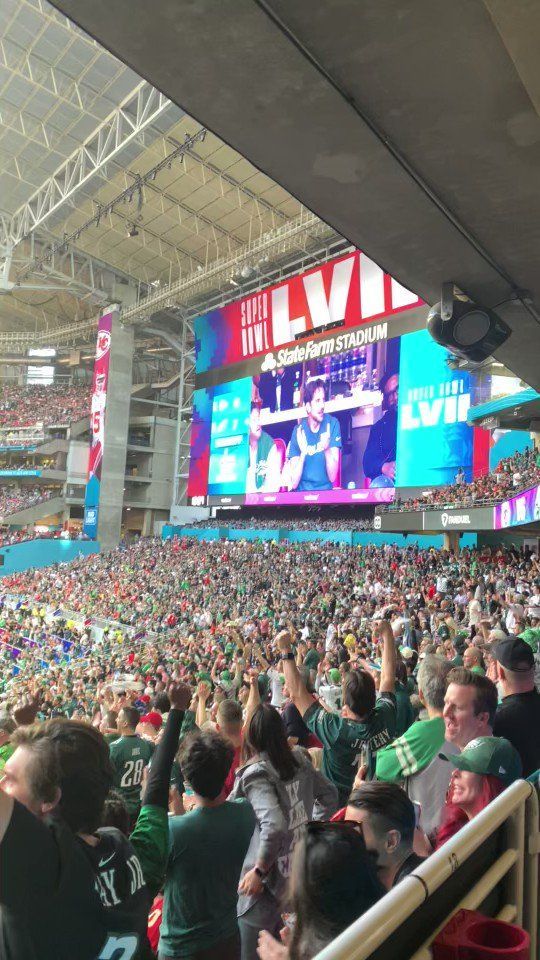 Eagles superfan Kevin Hart chugs tequila while Druski trolls him at Super  Bowl