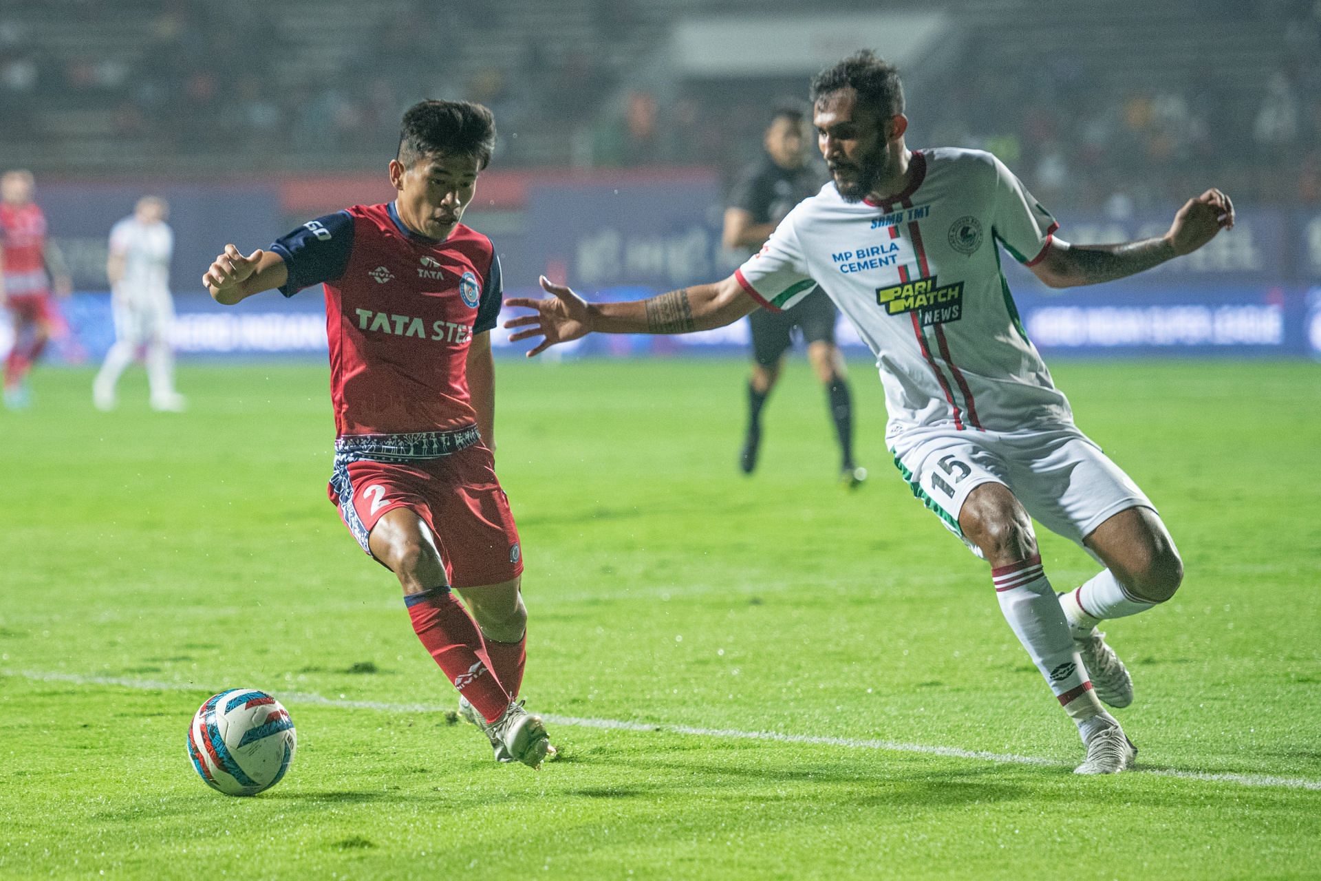 Jamshedpur FC and ATK Mohun Bagan players fighting for the ball.