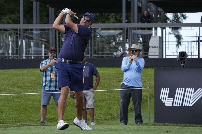 “And baggy shorts” – Fans react to Phil Mickelson’s return to golf course in 2023