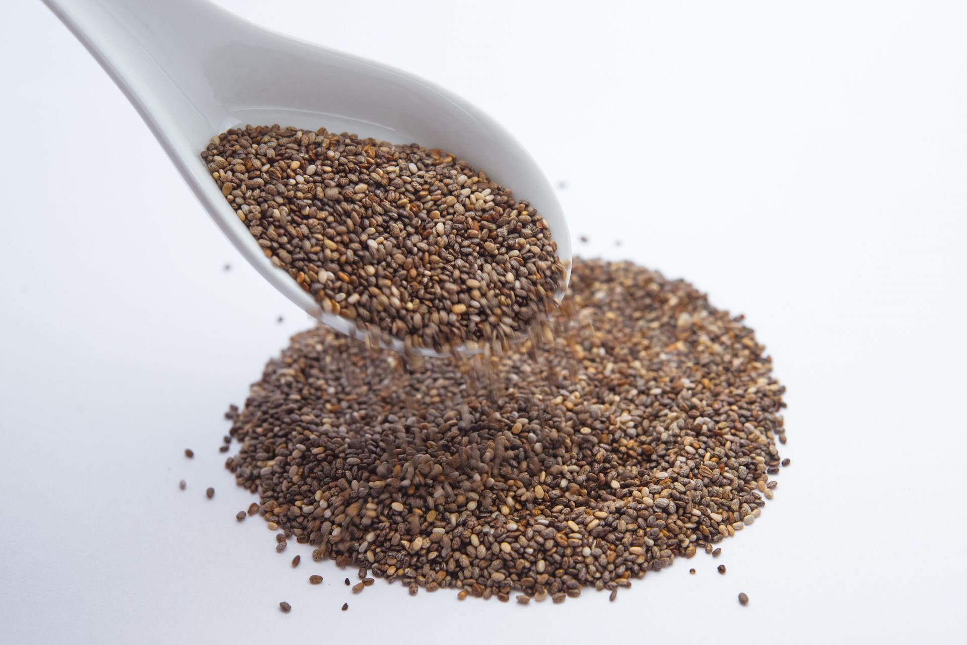 Foods for hair growth: Chia seeds are a great source of omega-3. (Image via Pexels / Bruno Scramgnon)