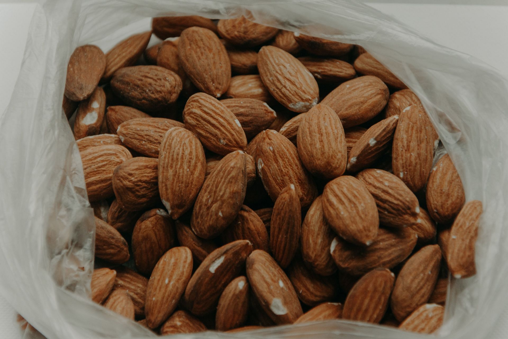 Foods for hair growth: Eating almonds will promote healthy hair growth. (Image via Pexels / Irina Iriser)