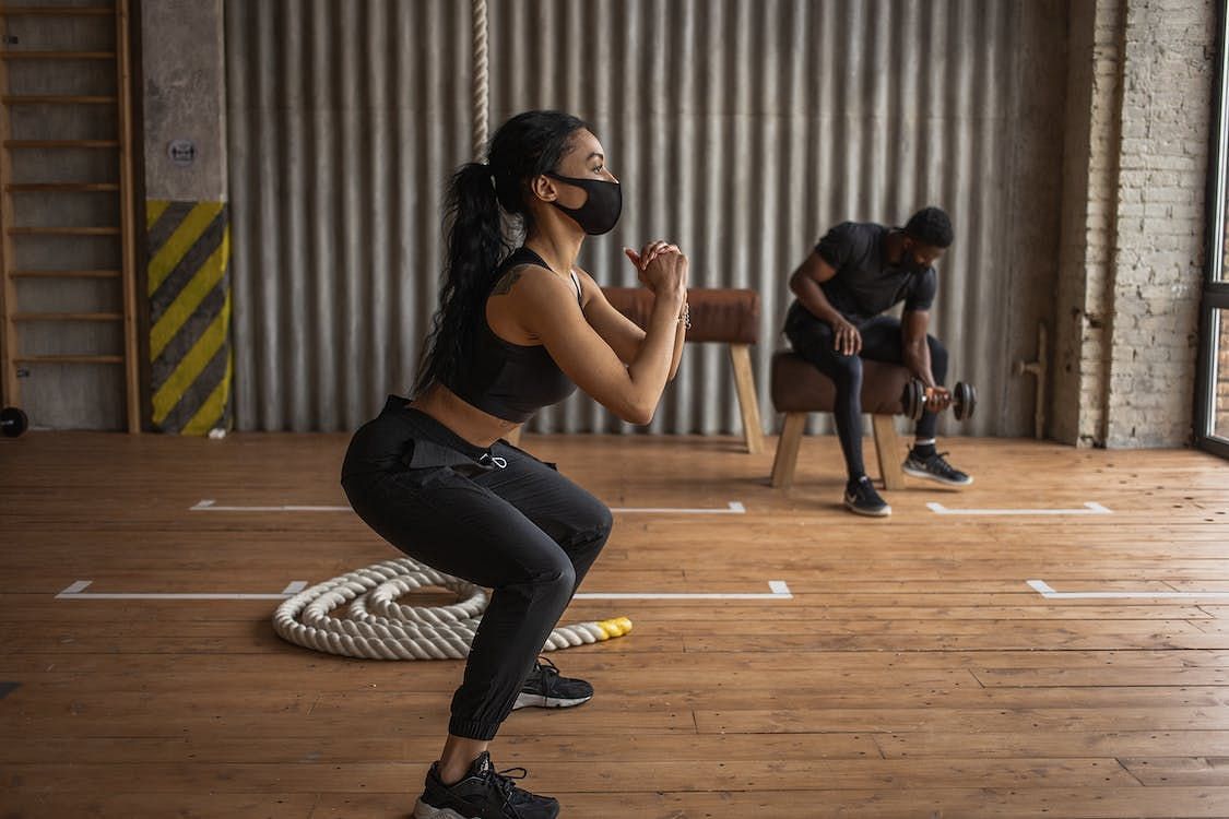 The Sumo squat form should always be perfect to avoid injuries (Photo by Monstera/pexels)