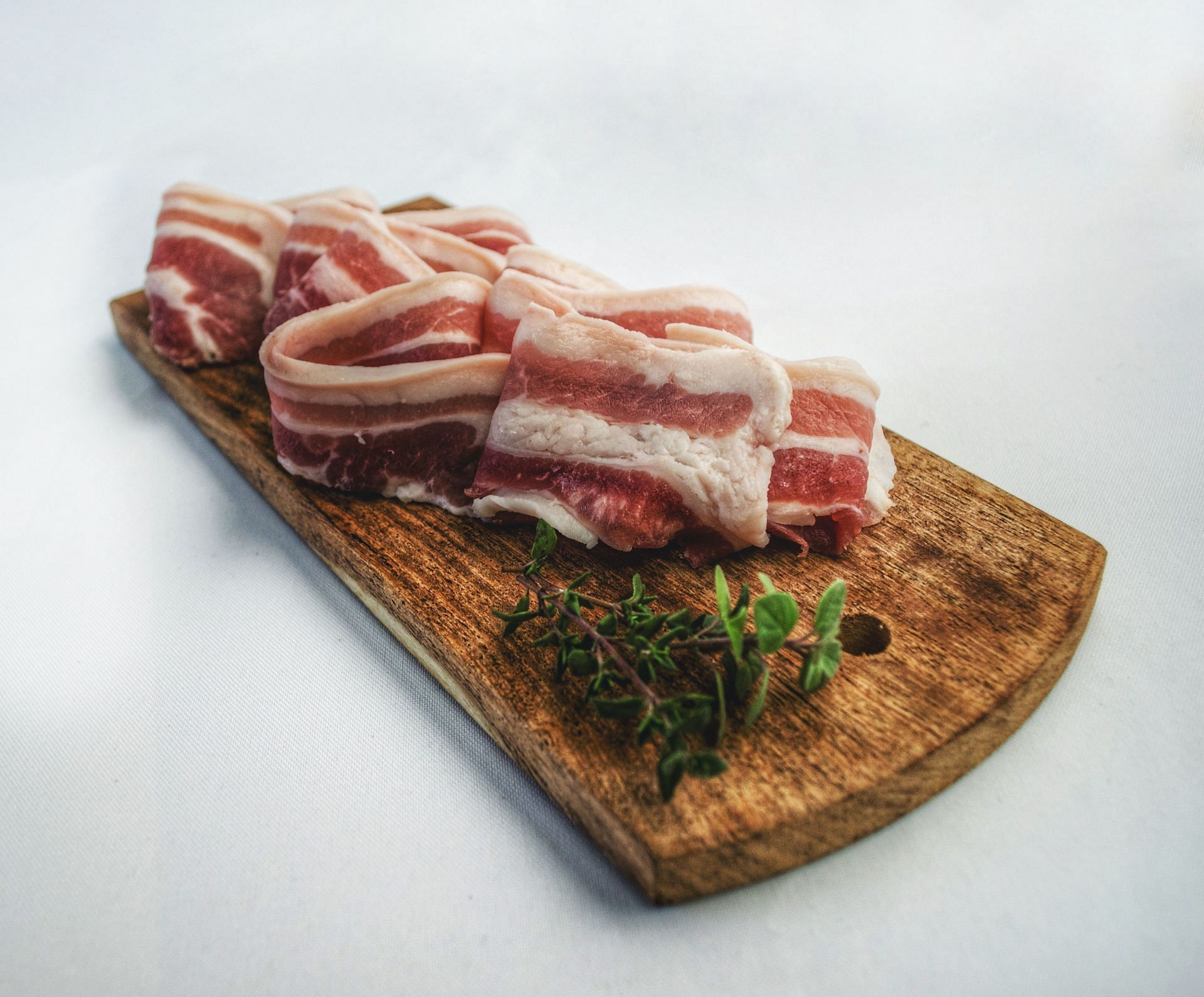 Calories in Bacon: Turkey bacon has comparatively less calories. (Image via Pexels/ Nicolas Postigiloni)
