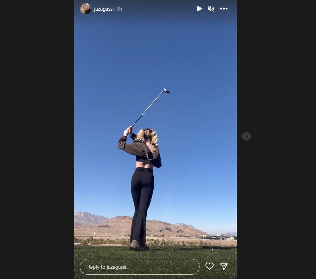 Andre Agassi and Steffi Graf&#039;s daughter shows off her golf skills (Via Instagram).