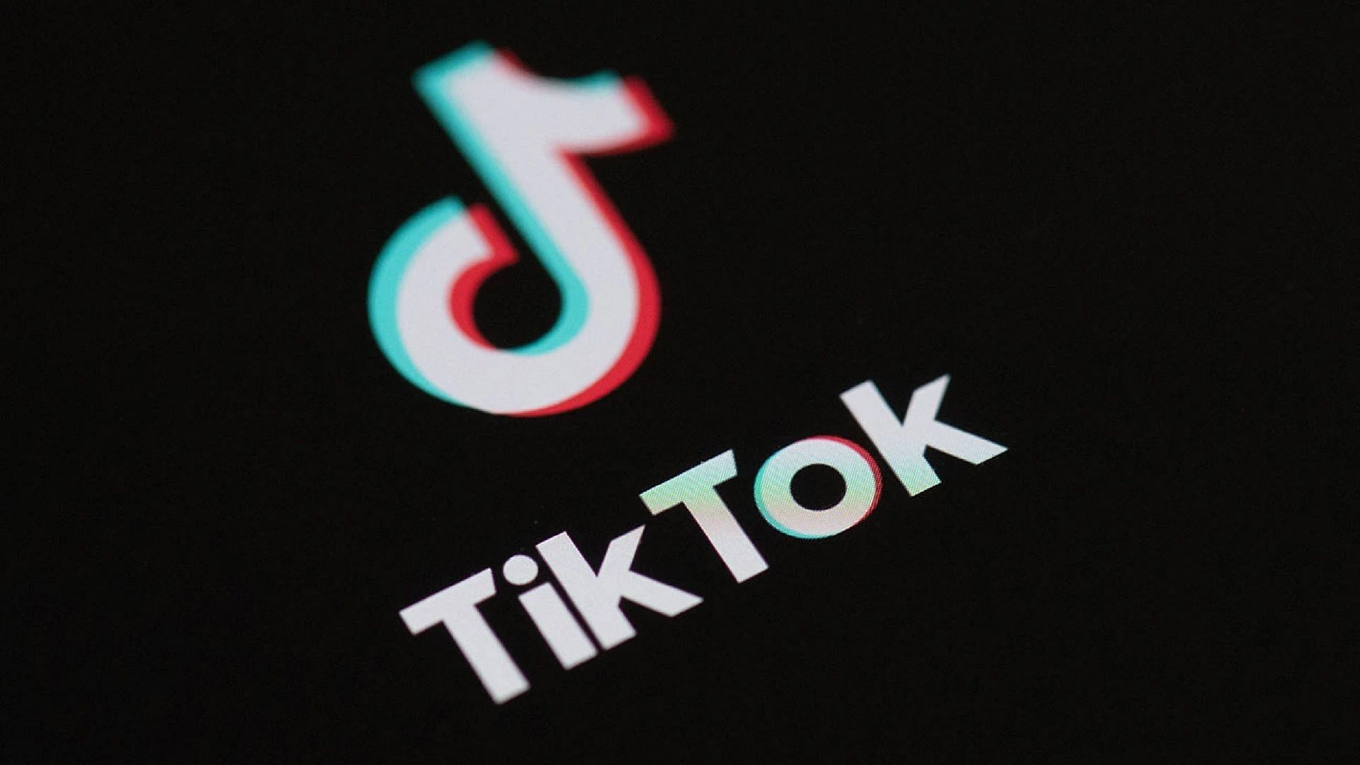 The White House instructs federal agencies to uninstall TikTok from devices issued by government (Image via Getty Images)