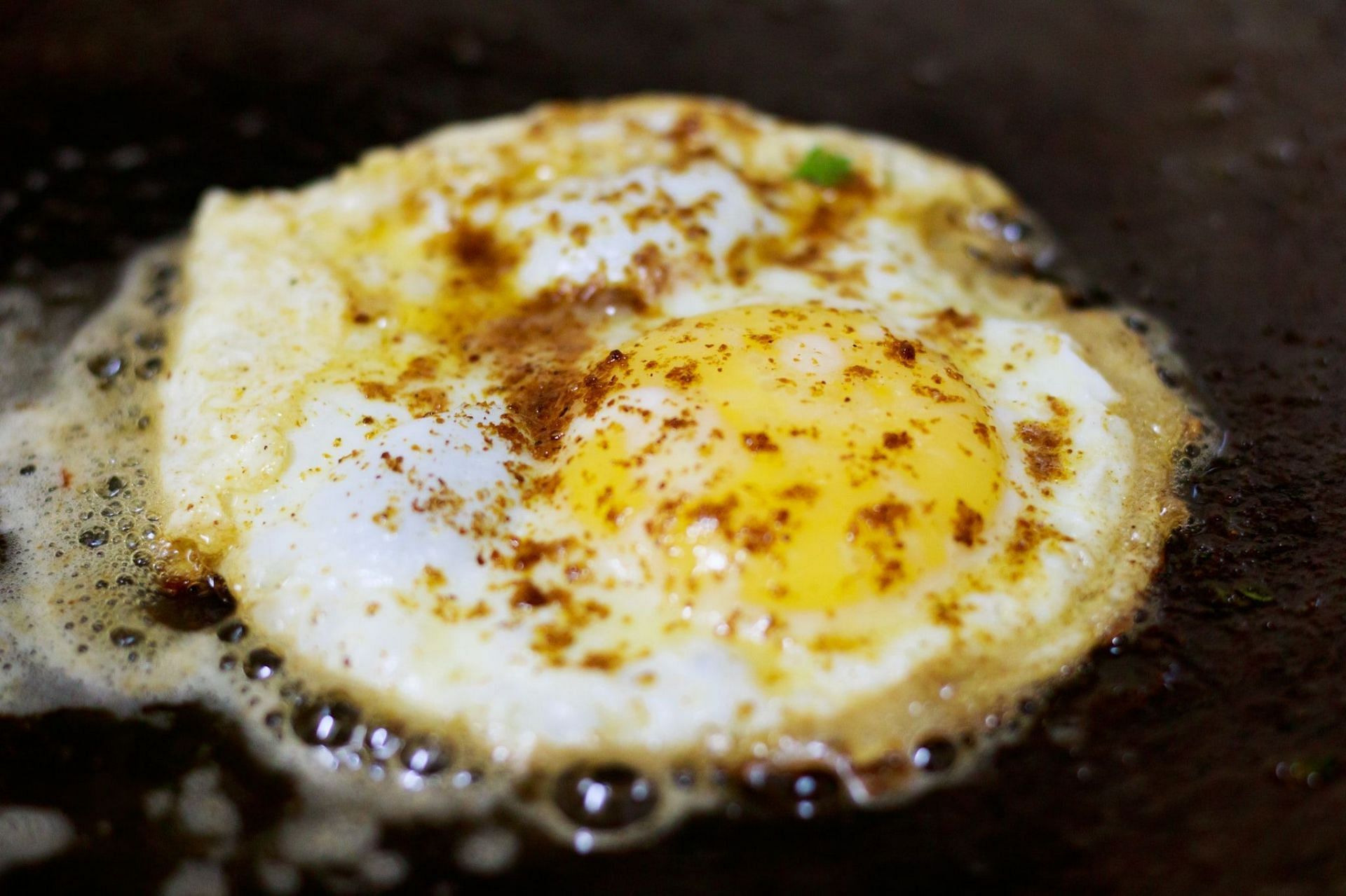 Fried or poached eggs are a great option for those on a low fiber diet (Image via Pexels/Megha Mangal)