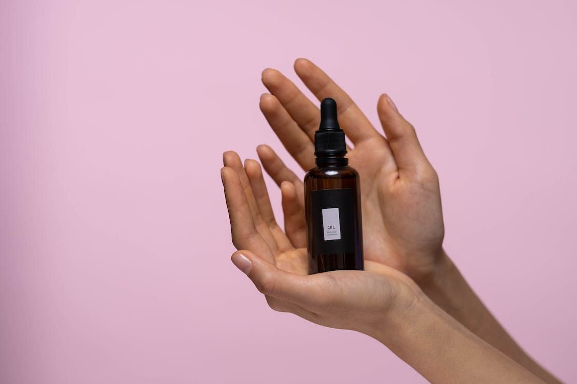 Squalene Oil: The All-Natural Solution for Radiant Skin (Image via Pexels/Ron Lach)