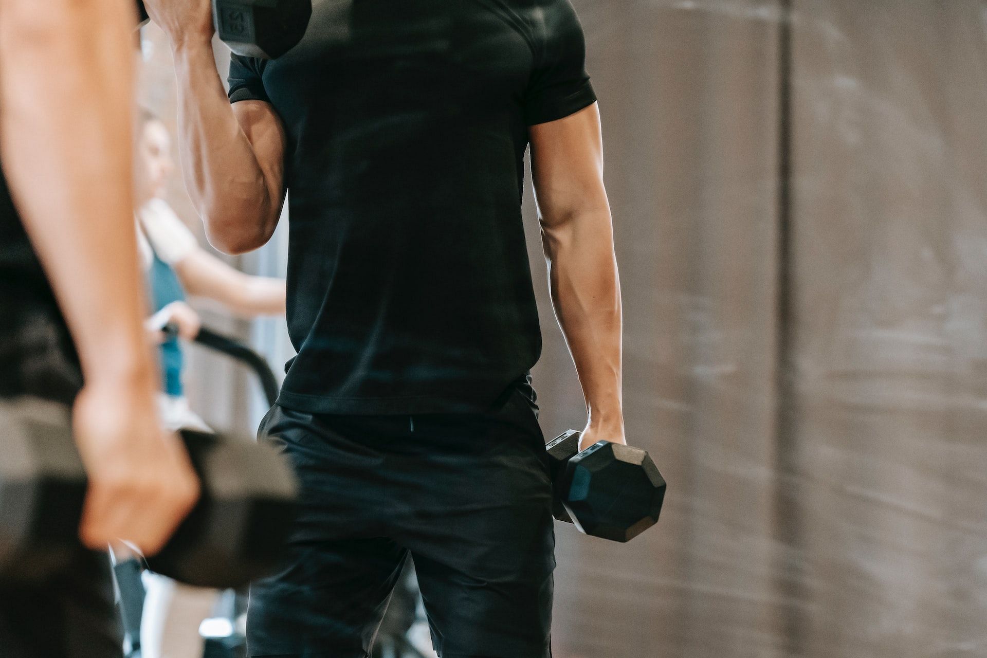 Dumbbell push press strengthens the entire shoulder muscles. (Photo via Pexels/Andres Ayrton)