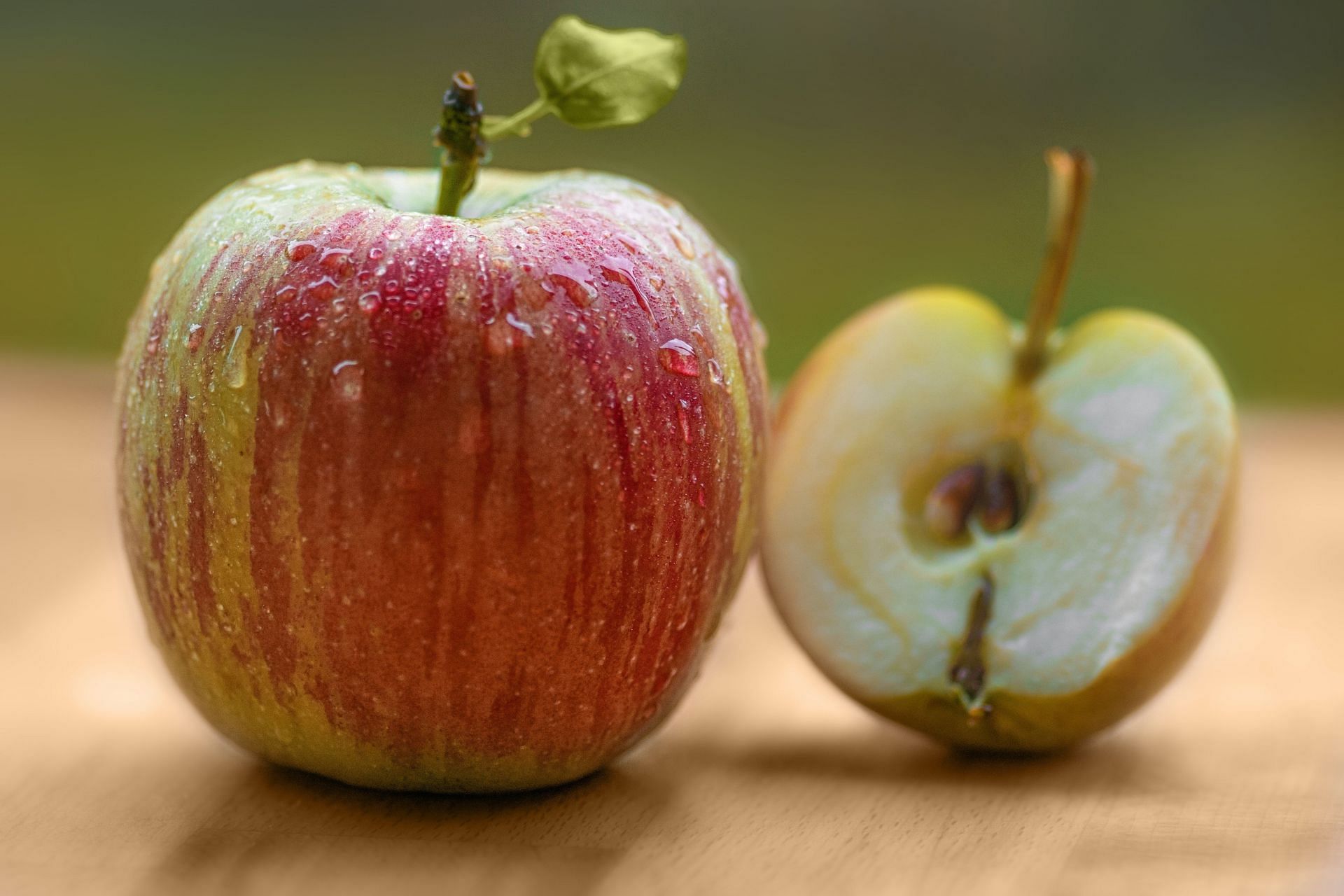 Can you eat apple for acidity- Yes, it has low acidic content. (Image via Pexels/Mali Maeder)