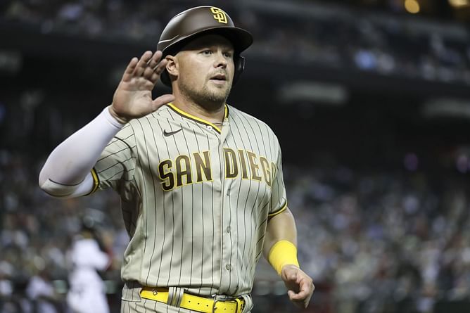 "That man deserves a big league deal" - Twitter jumps to defense of first baseman Luke Voit after fan favorite inks minor-league deal