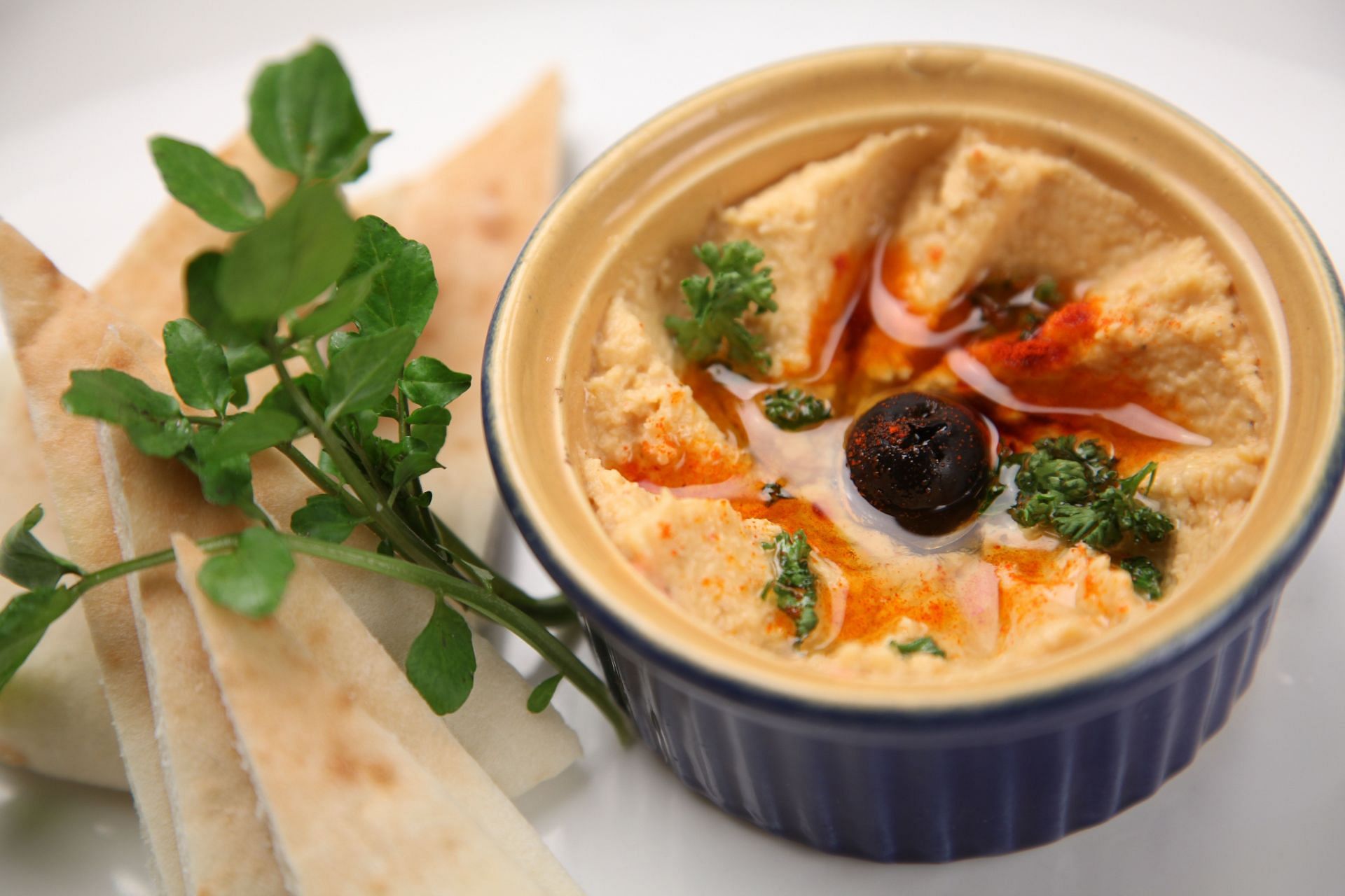 Hummus is one of the yummiest and most nutritious dips (Image via Pexels @Naim Benjelloun)