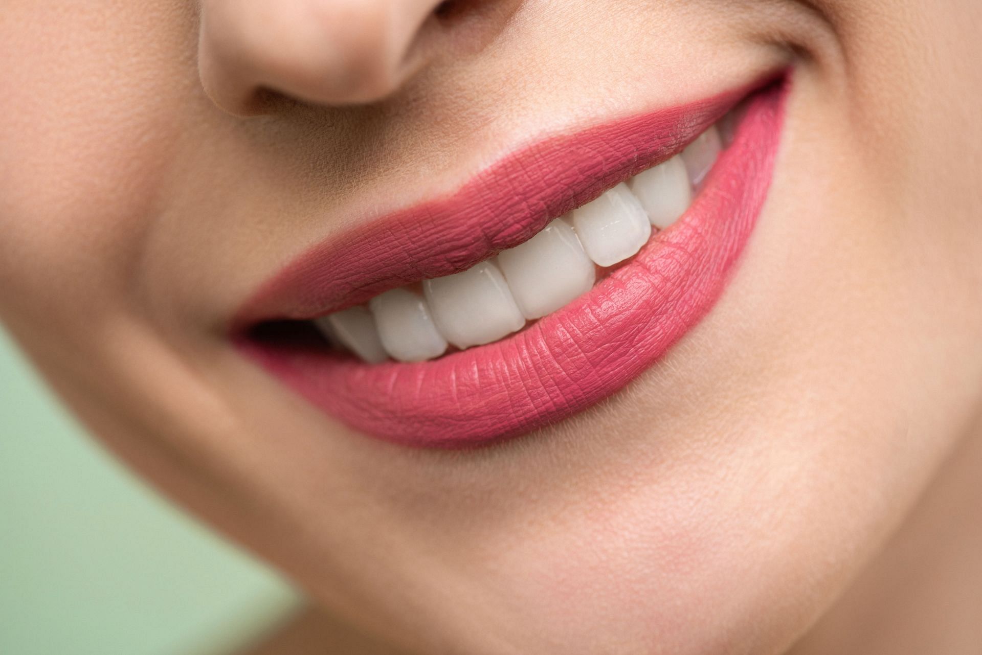 For shiny, beautiful looking teeth, be sure to floss regularly (Image via Pexels @Shiny Diamond)