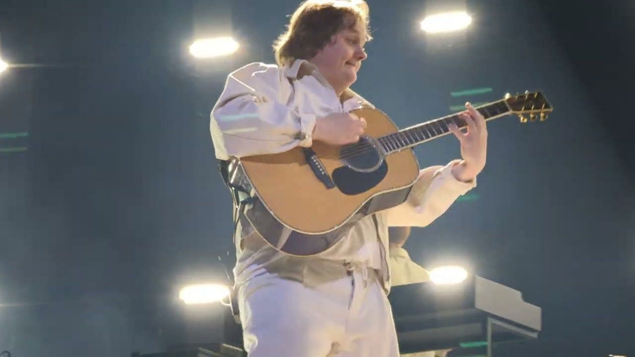 Capaldi performing &#039;Before you go&#039; live in Berlin (Image via Youtube/ Spookyrenegade)