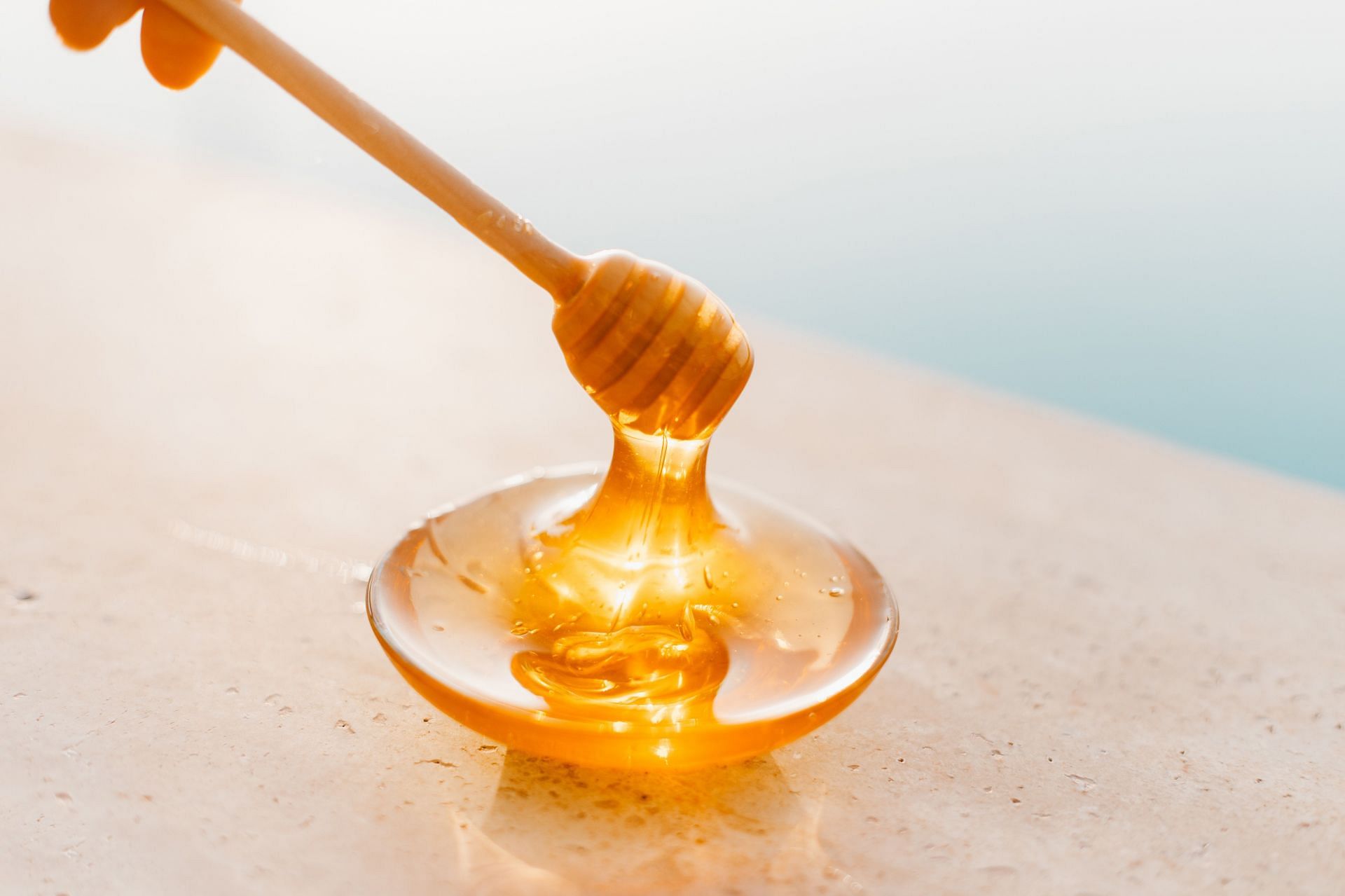 There are several honey benefits for skin, such as moisturising and exfoliating. (Image via pexels/Roman Odintsov)