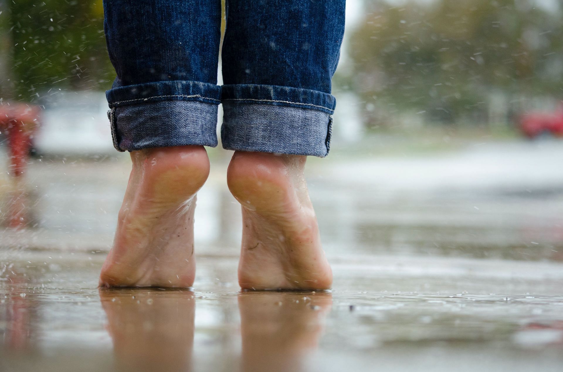 Make sure to keep your feet dry and clean (Image via Pexels/Alicia Zinn)