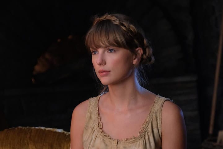 Did Taylor Swift go to college?