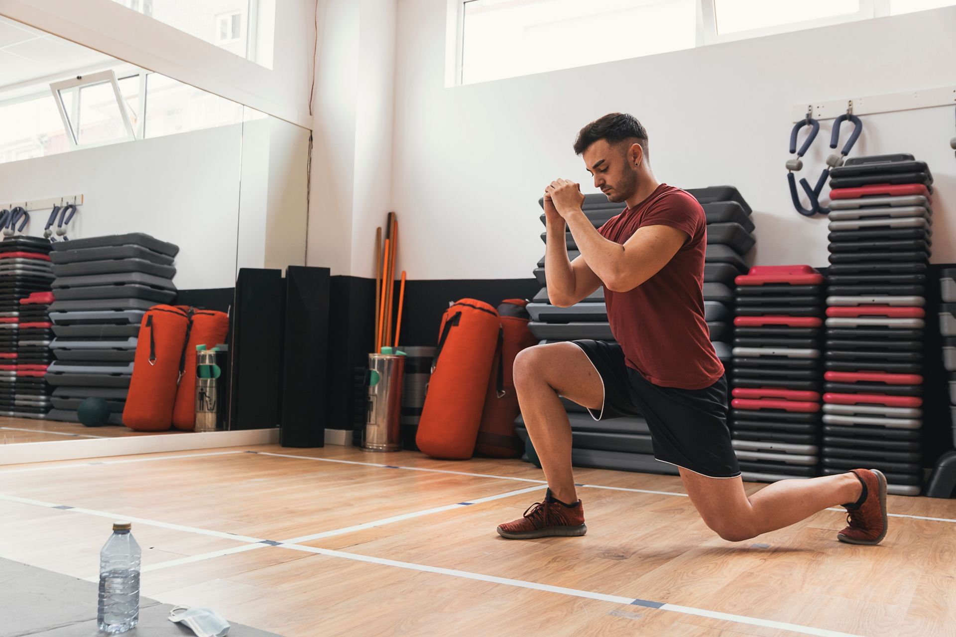 Walking lunges (Image via Pexels/Sergio Carpintero)