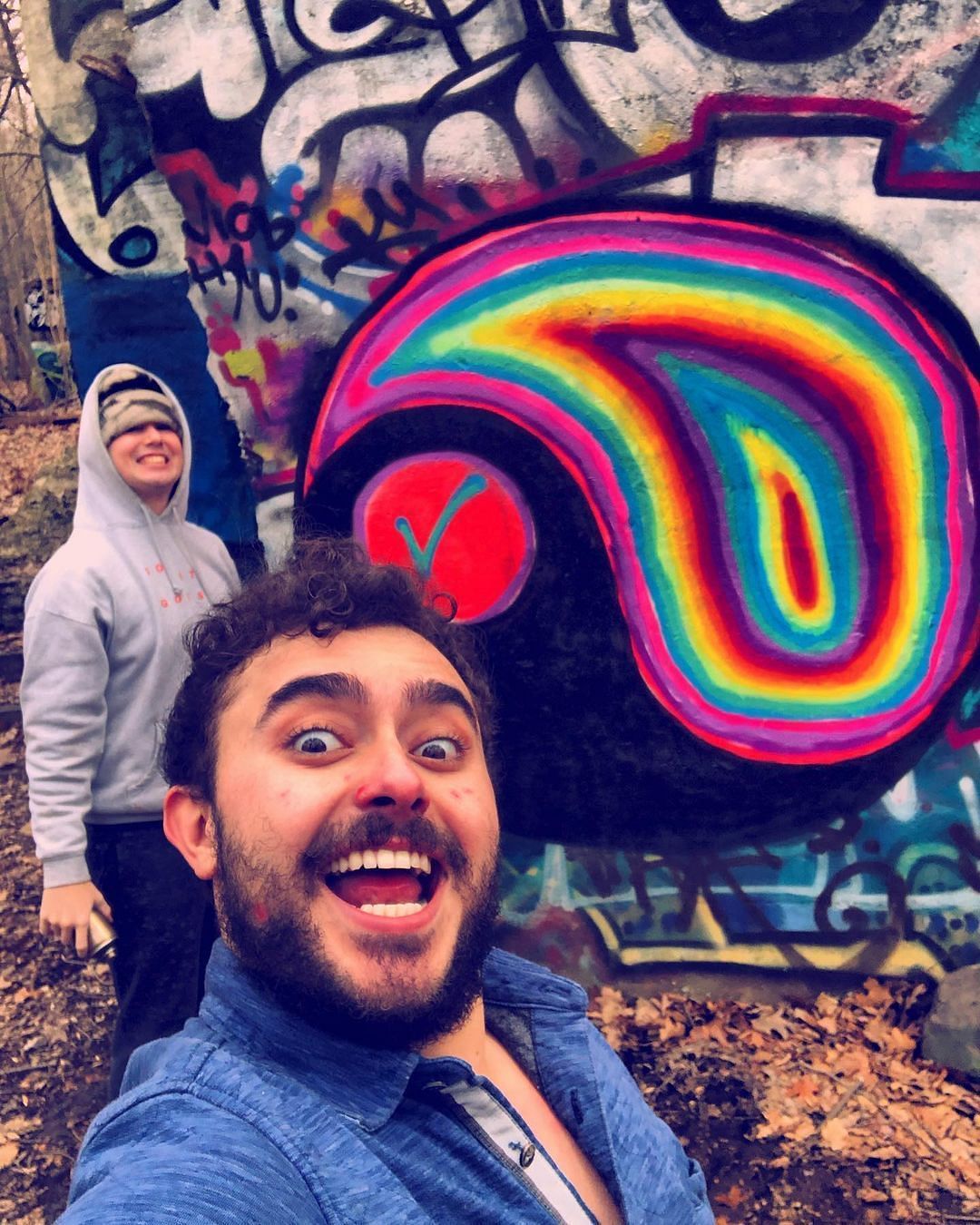 Jensen posing in front of a graffiti. (Image via Instagram/rpanettiere)