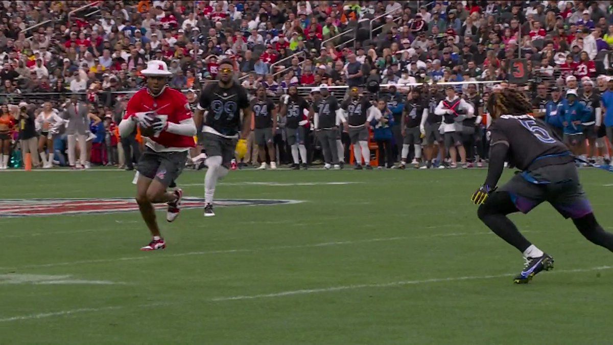 Jalen Ramsey levels Tyreek Hill during Pro Bowl flag football