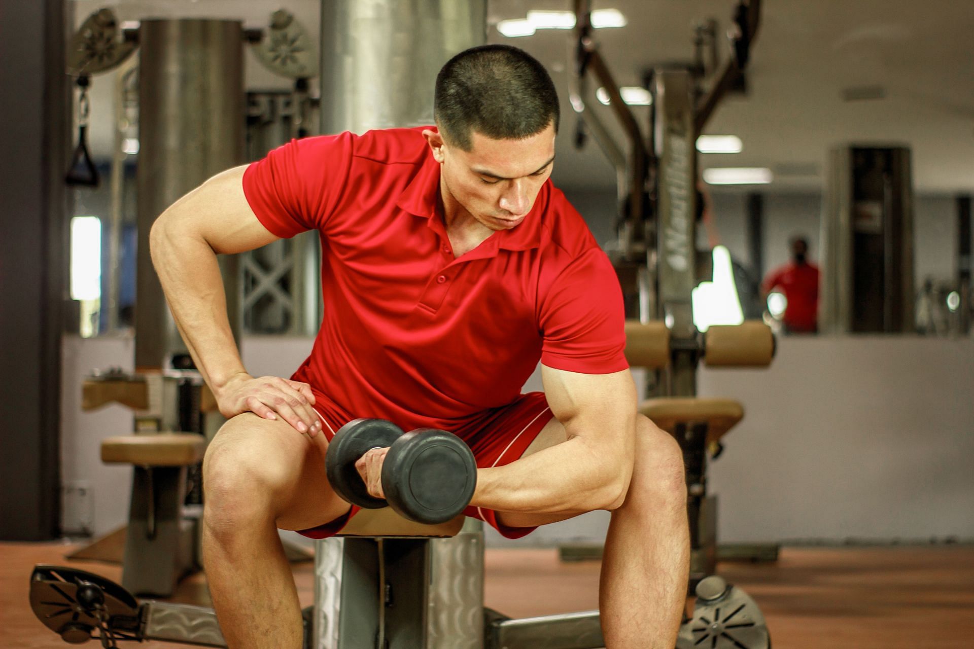 Home workout for biceps can be done anywhere. (Image via Pexels/Uriel Venegas)
