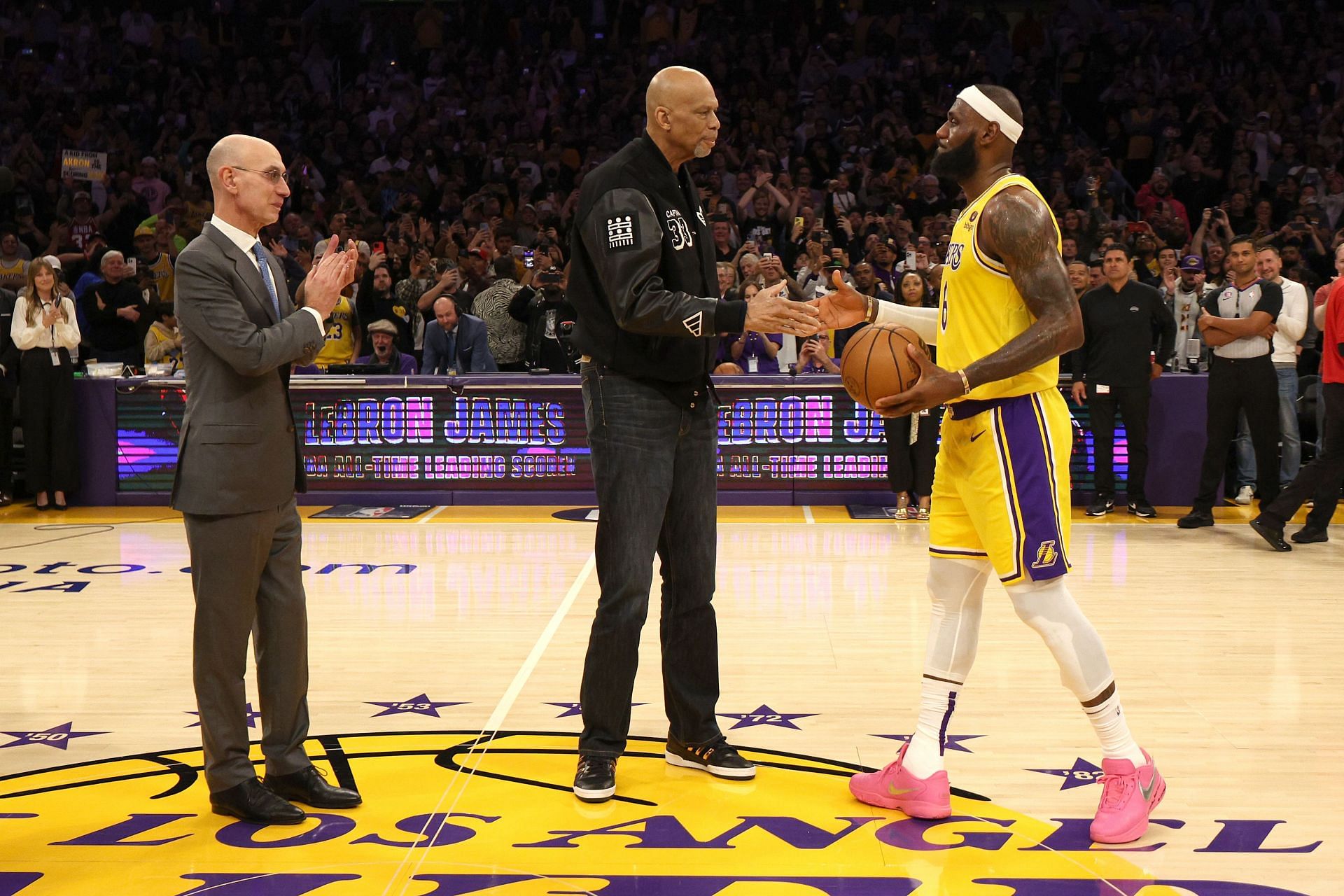 This Day In Lakers History: Kareem Abdul-Jabbar Outduels Hakeem