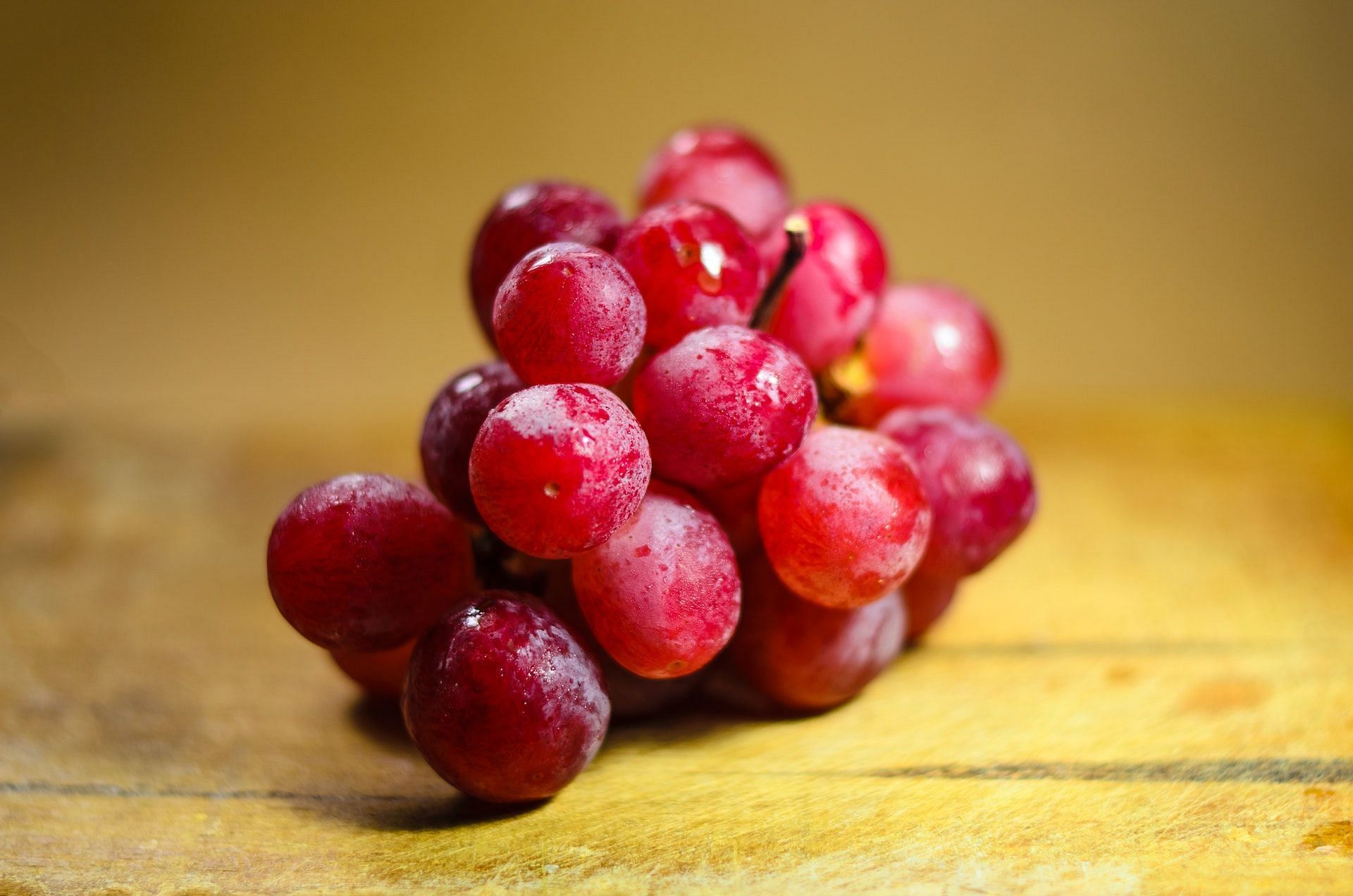 Red grapes are a kidney-friendly fruit. (Photo via Pexels/Bruno Scramgnon)