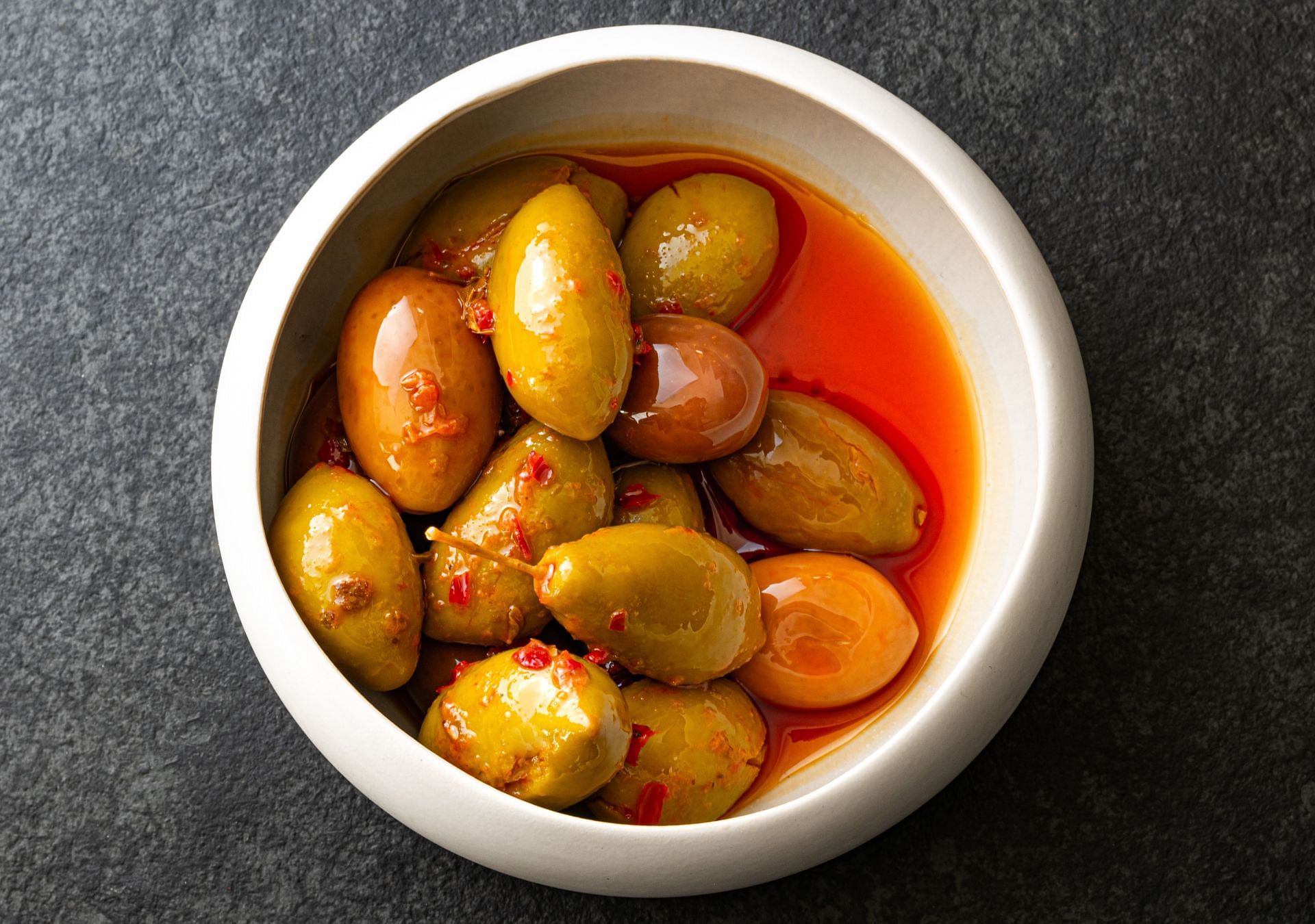 Properties that make green olives good for you (Image via Unsplash/blackieshoot)