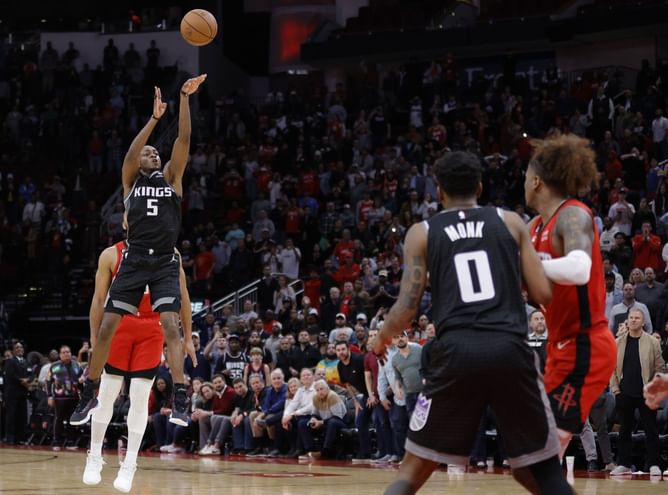 Who leads the NBA in points scored in the clutch this season?