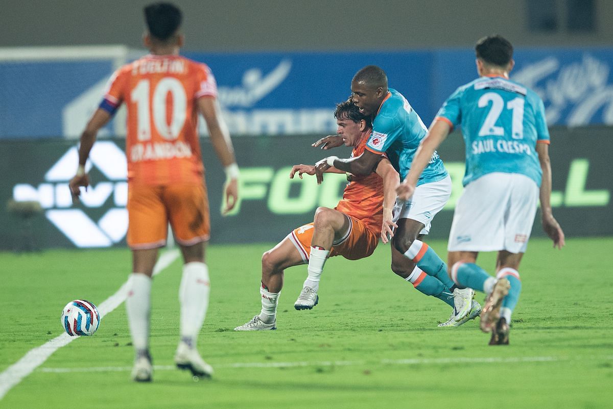 FCG&rsquo;s Iker Guarrotxena Vallejo and OFC&rsquo;s Diego Mauricio in action at the Kalinga Stadium, Bhubaneswar (ISL)