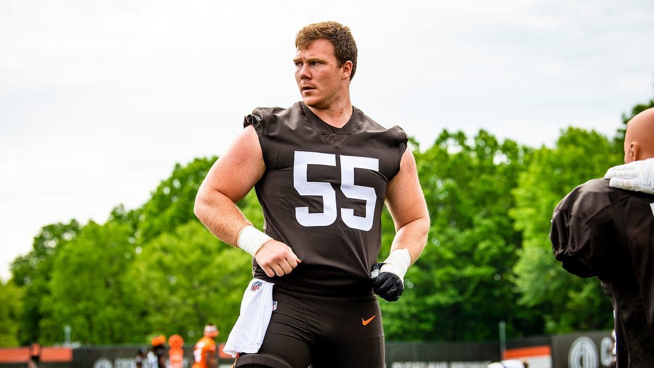 Ethan Pocic signed a free-agent contract with the Cleveland Browns in 2022