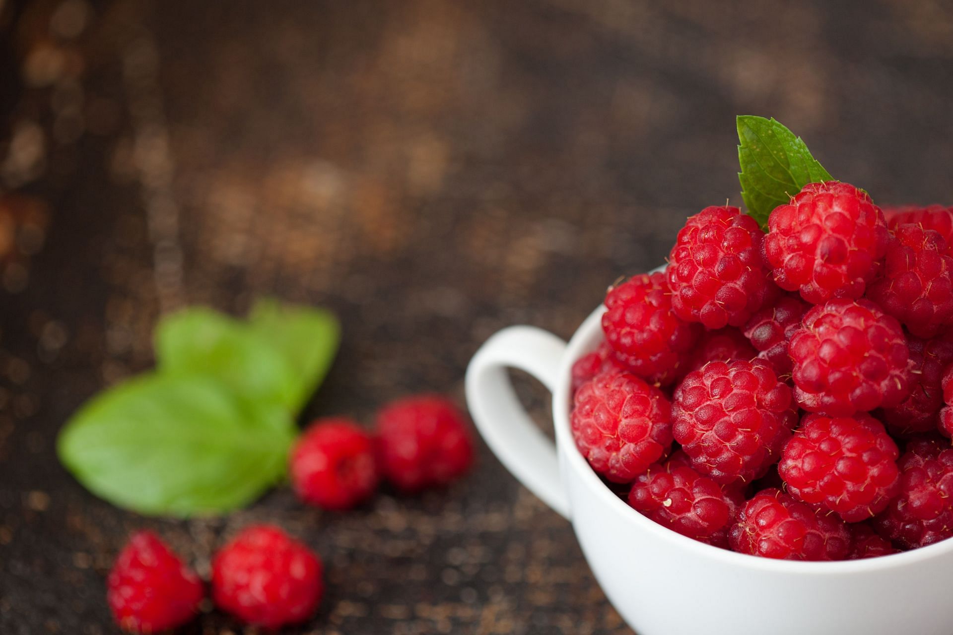 There are fewer calories in raspberries. (Image via Pexels/ Robert Bogdan)