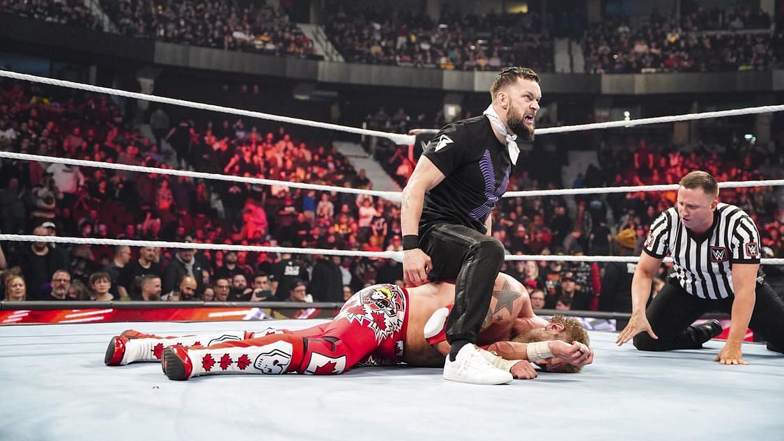 WWE Raw के मेन इवेंट में हुआ शानदार मुकाबला