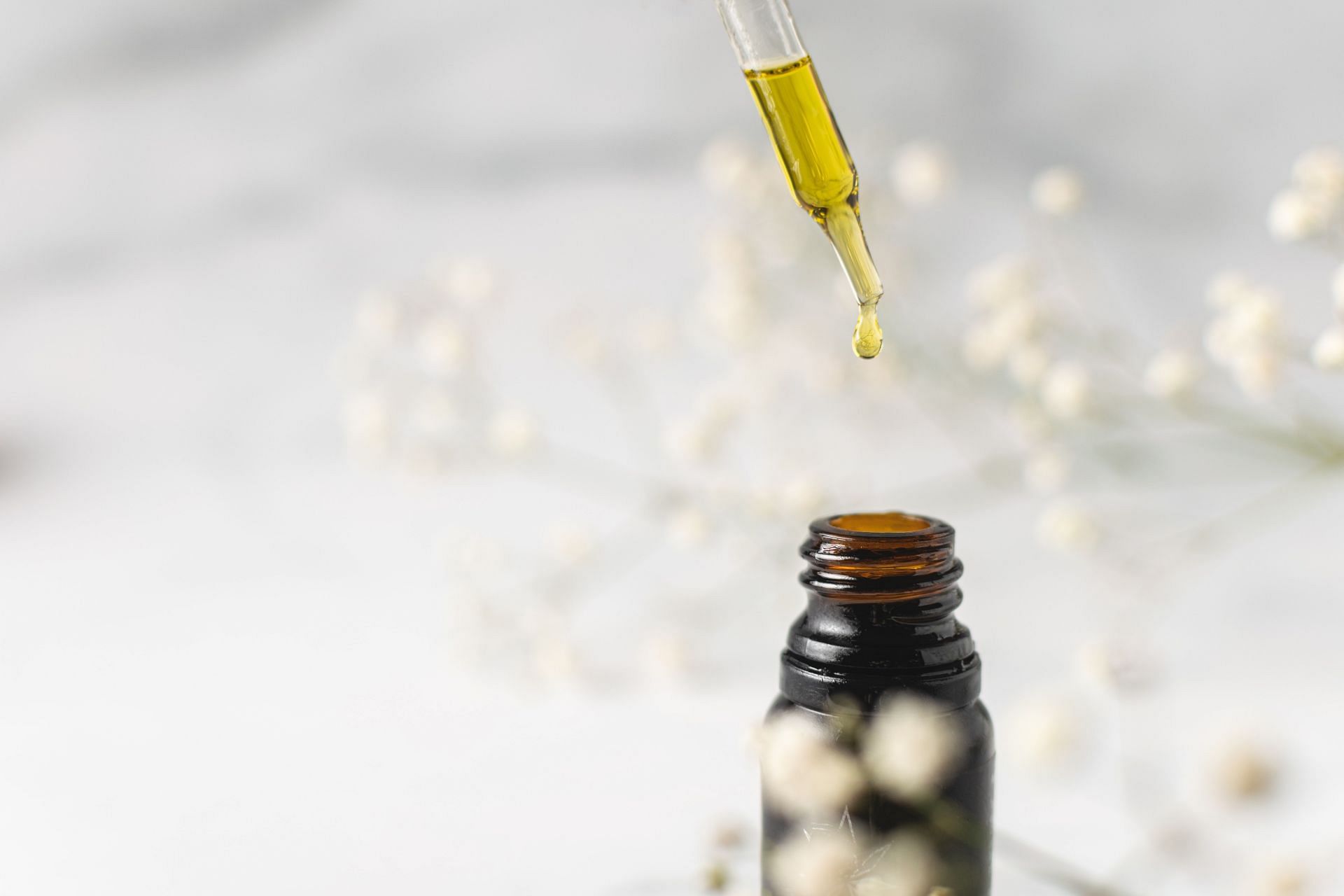 Castor oil is naturally very thick and needs to be mixed with a carrier oil in order to be applied (Image via Unsplash @Crystalweed Cannabis)