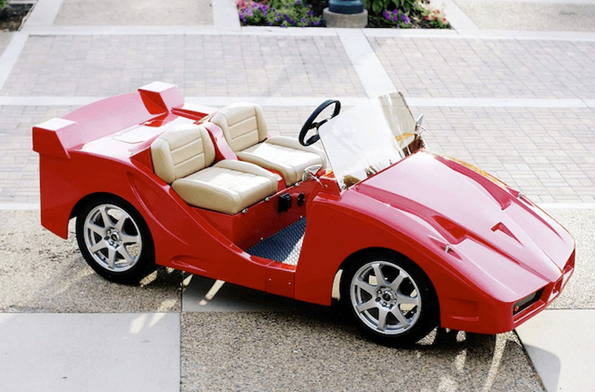 Ferrari F5 golf Cart (Image via luxurycarts.com)
