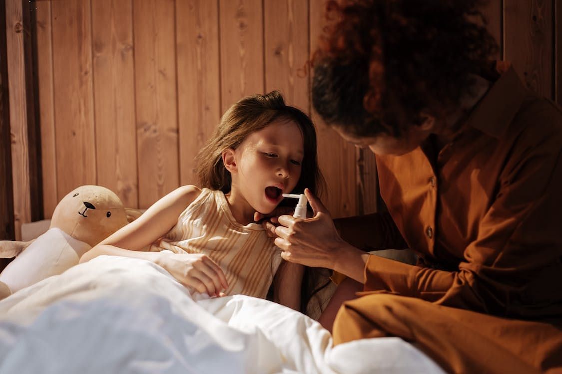 Early symptoms of strep throat (Image via Pexels/Ron Lach)