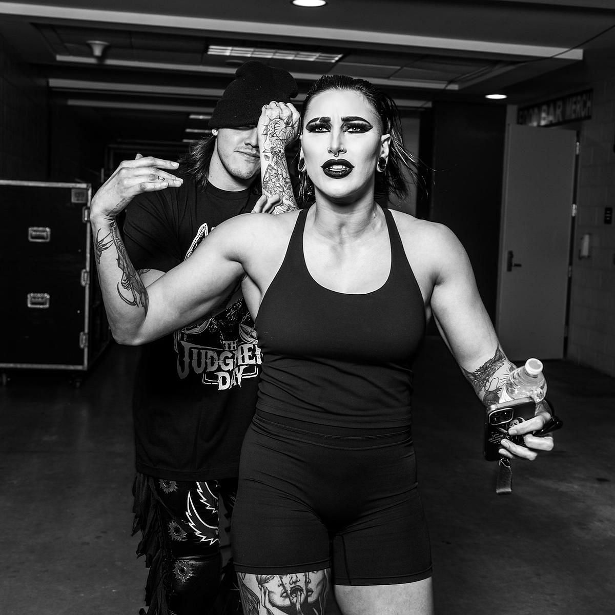 WWE सुपरस्टार डॉमिनिक मिस्टीरियो के साथ रिया रिप्ली