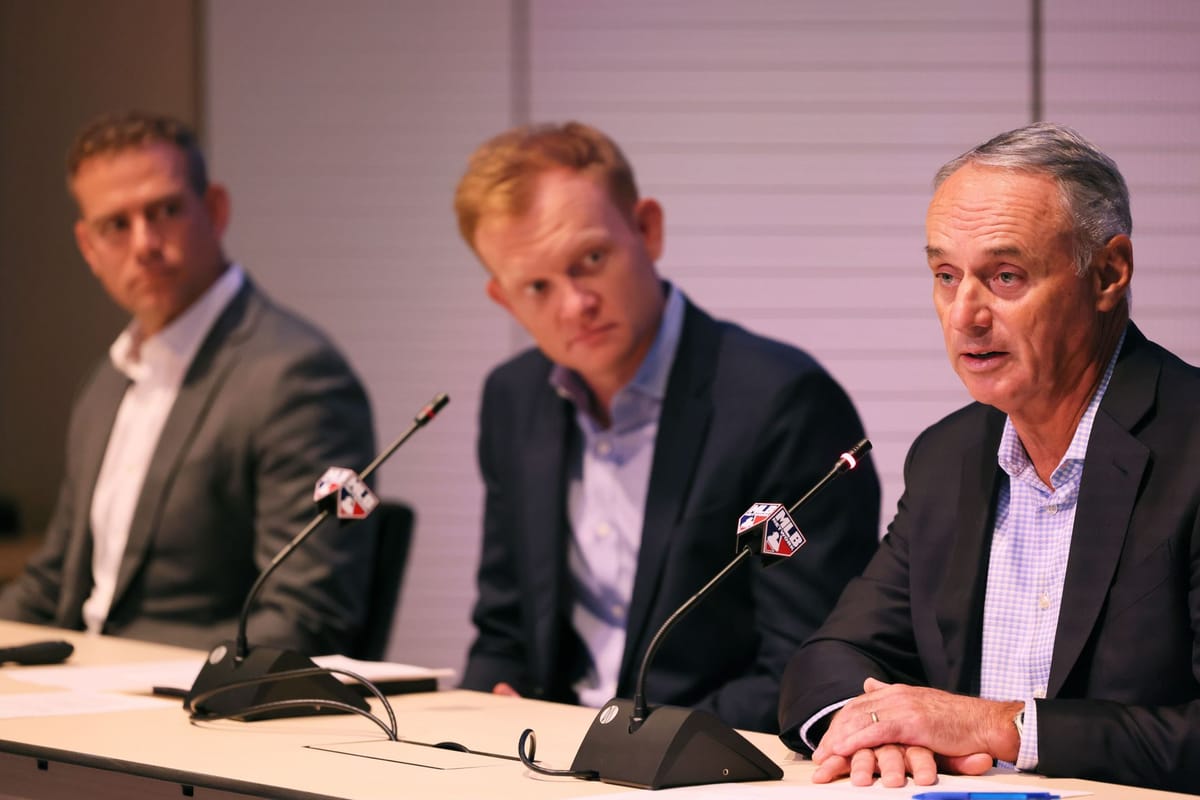 Which 14 MLB teams are at the most risk due to Diamond Sports Group's