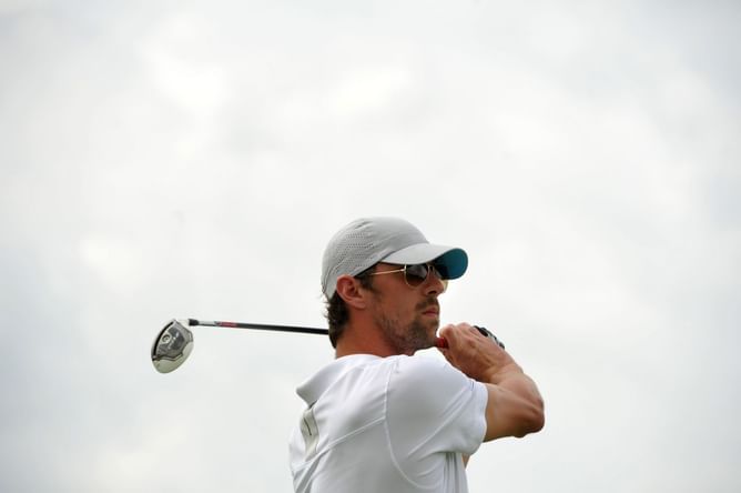 When and where did Michael Phelps make the famous 159-ft long golf putt?