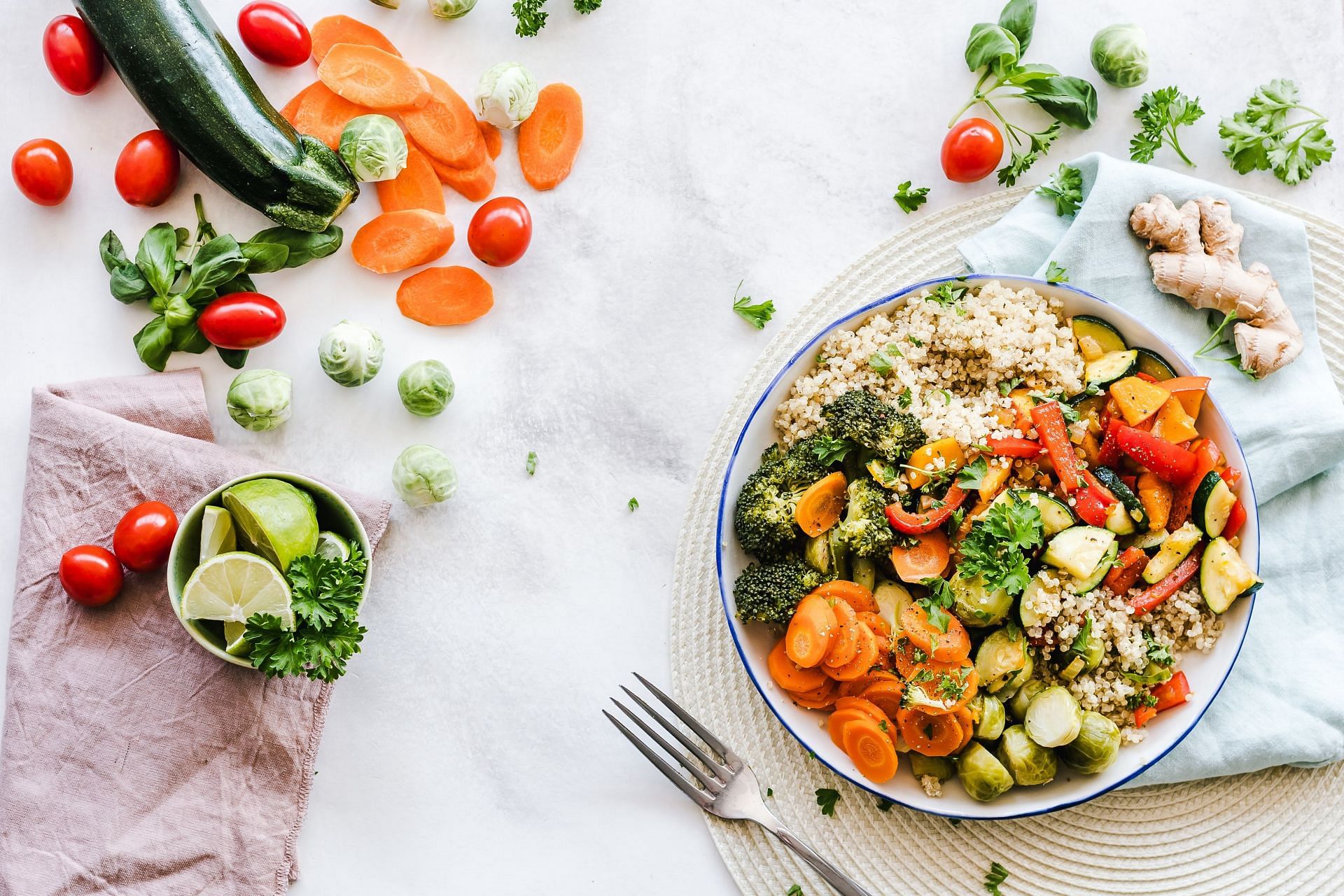 Eating a low-calorie balanced diet that is rich in healthy proteins and fat will help you lose fat quicker with exercises (Image via Pexels @Ella Olsson)
