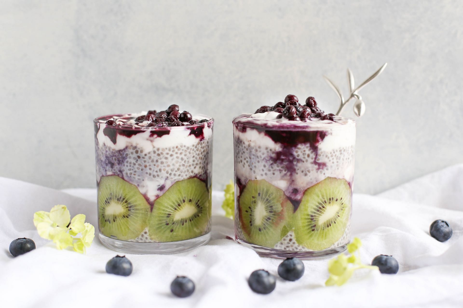 You can consume chia seeds for weight loss along with berries (Image via Unsplash/Brenda Godinez)