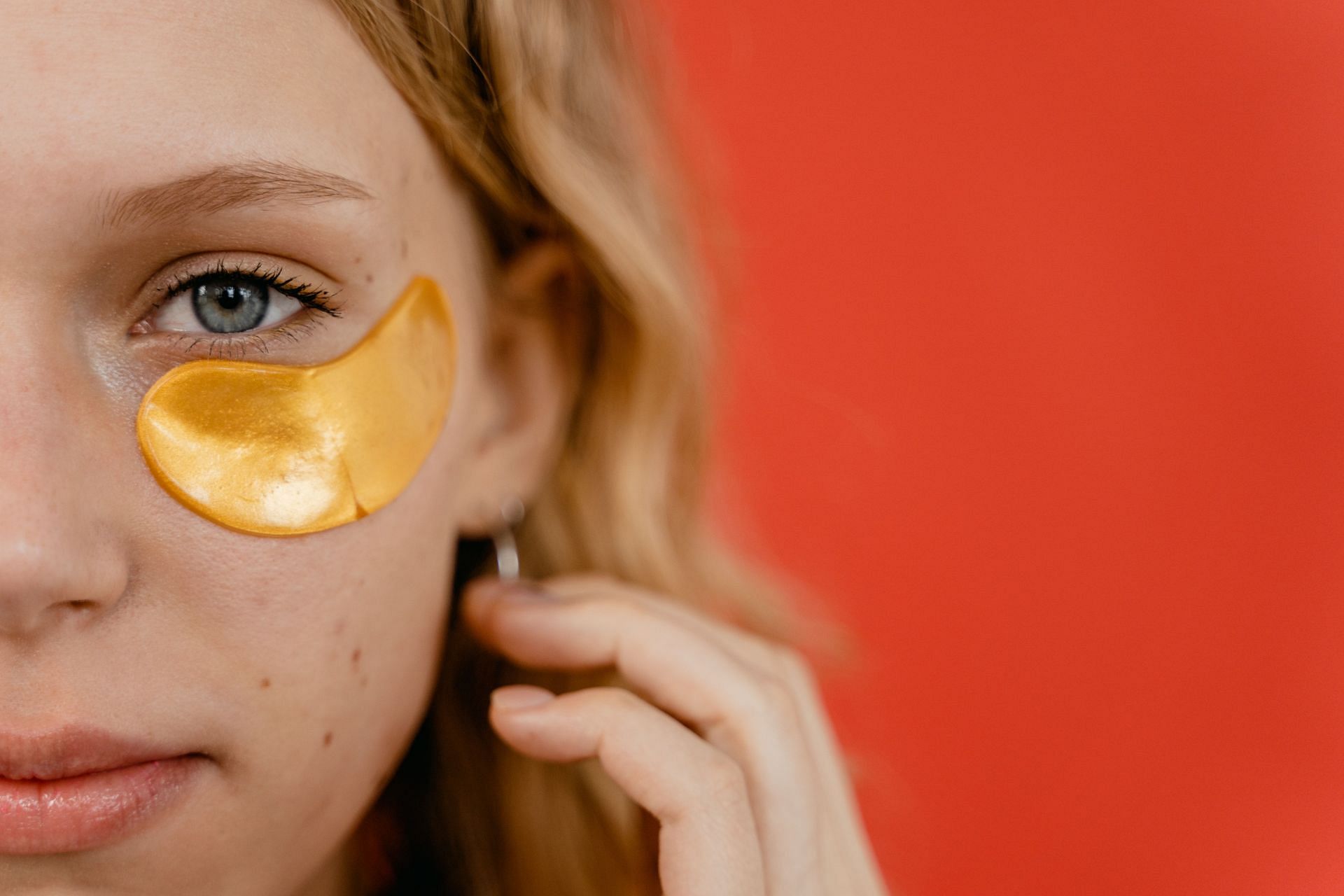 Got bags under eyes? We have a few ways to help you. (Image via pexels/Mart Production)