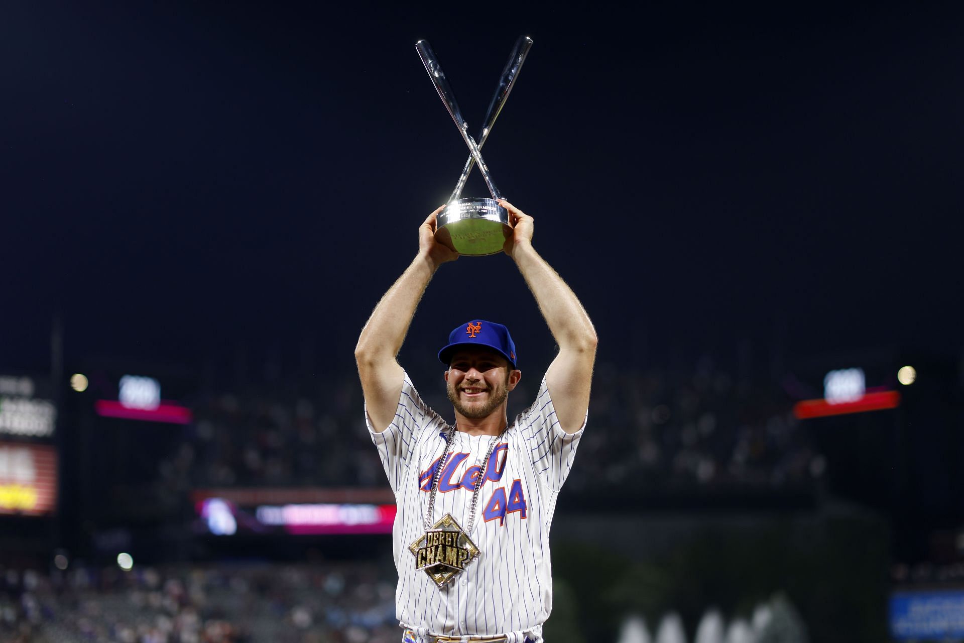 ATLANTA, GA - JULY 13: New York Mets first baseman Pete Alonso (20) looks  on during an MLB game against the Atlanta Braves on July 13, 2022 at Truist  Park in Atlanta