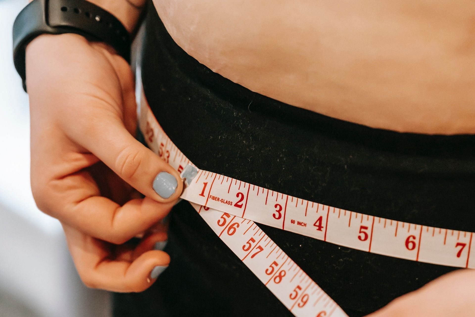 A flat lower belly is a common fitness goal for many people (Photo by Andres  Ayrton/pexels)